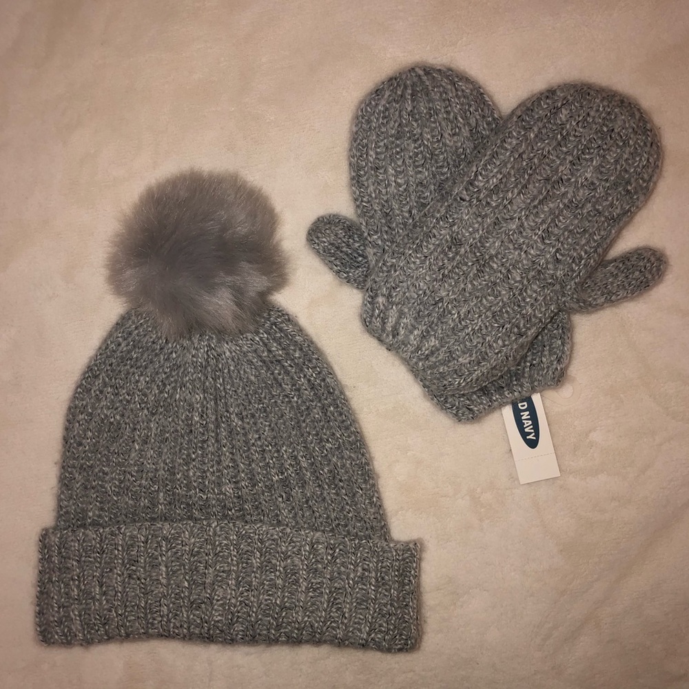 Old Navy Hat and Mittens Set